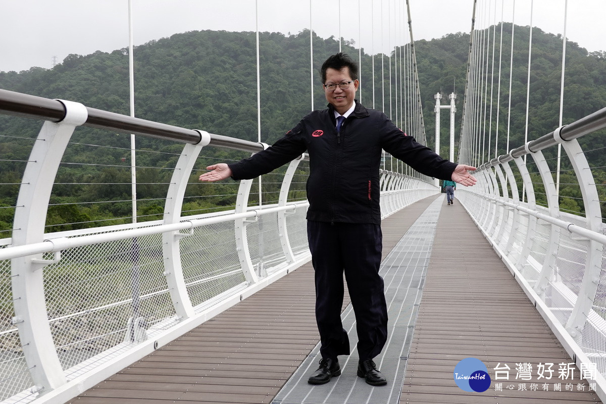 桃園市長鄭文燦視察大溪區「中庄吊橋」竣工情形。<br /><br />