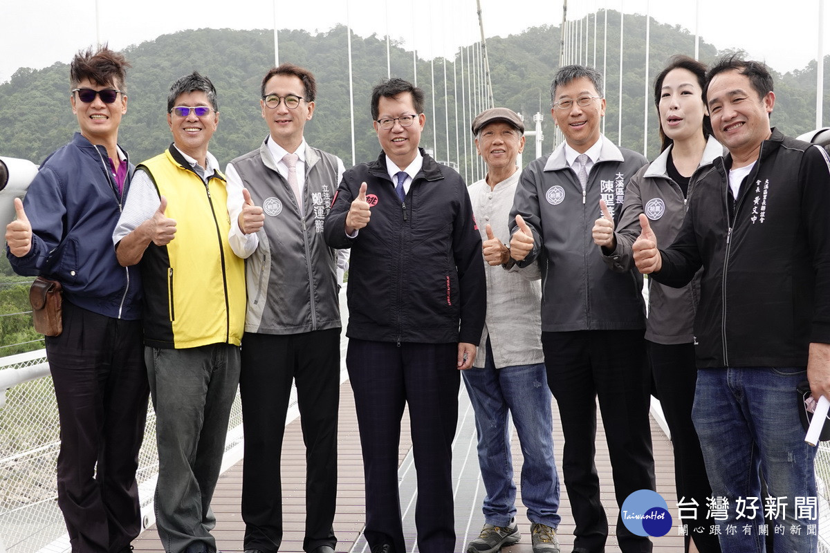 桃園市長鄭文燦視察大溪區「中庄吊橋」竣工情形。<br /><br />