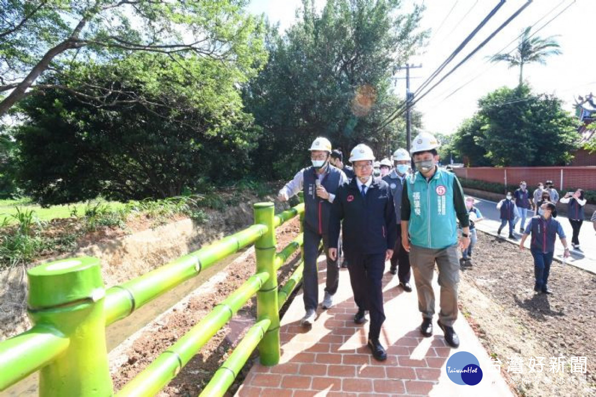 龍潭高低揚（中興路187巷至健行路）綠水巷環境改善工程於111年9月開工，鄭市長前往視察工程施作情形。