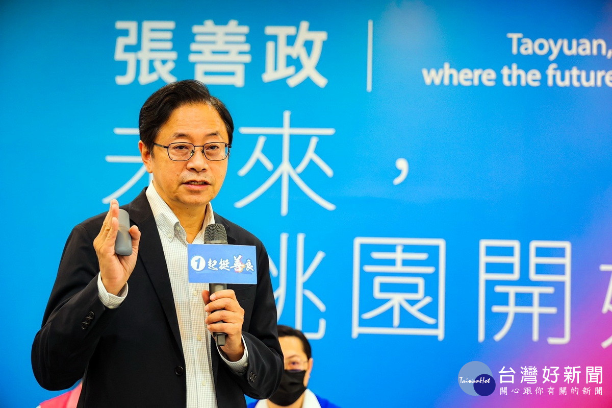 國民黨桃園市長候選人張善政說明「顧好下一代.爸媽更輕鬆」教育政見。