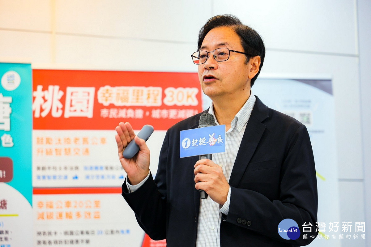 國民黨桃園市長候選人張善政說明「顧好下一代.爸媽更輕鬆」教育政見。