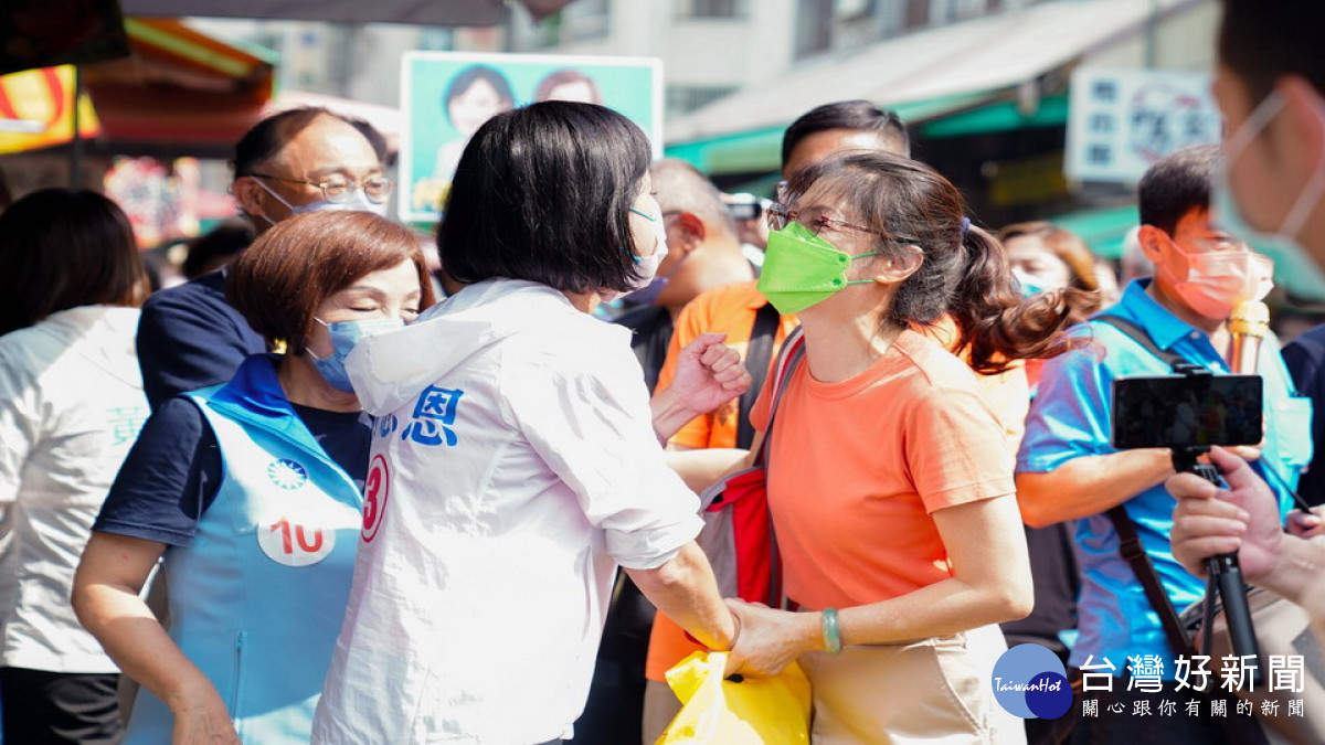 ▲民眾跑來跟柯志恩握手表示:「你要加油喔!」,亦有民眾表示「這是我第二次看到你了」。