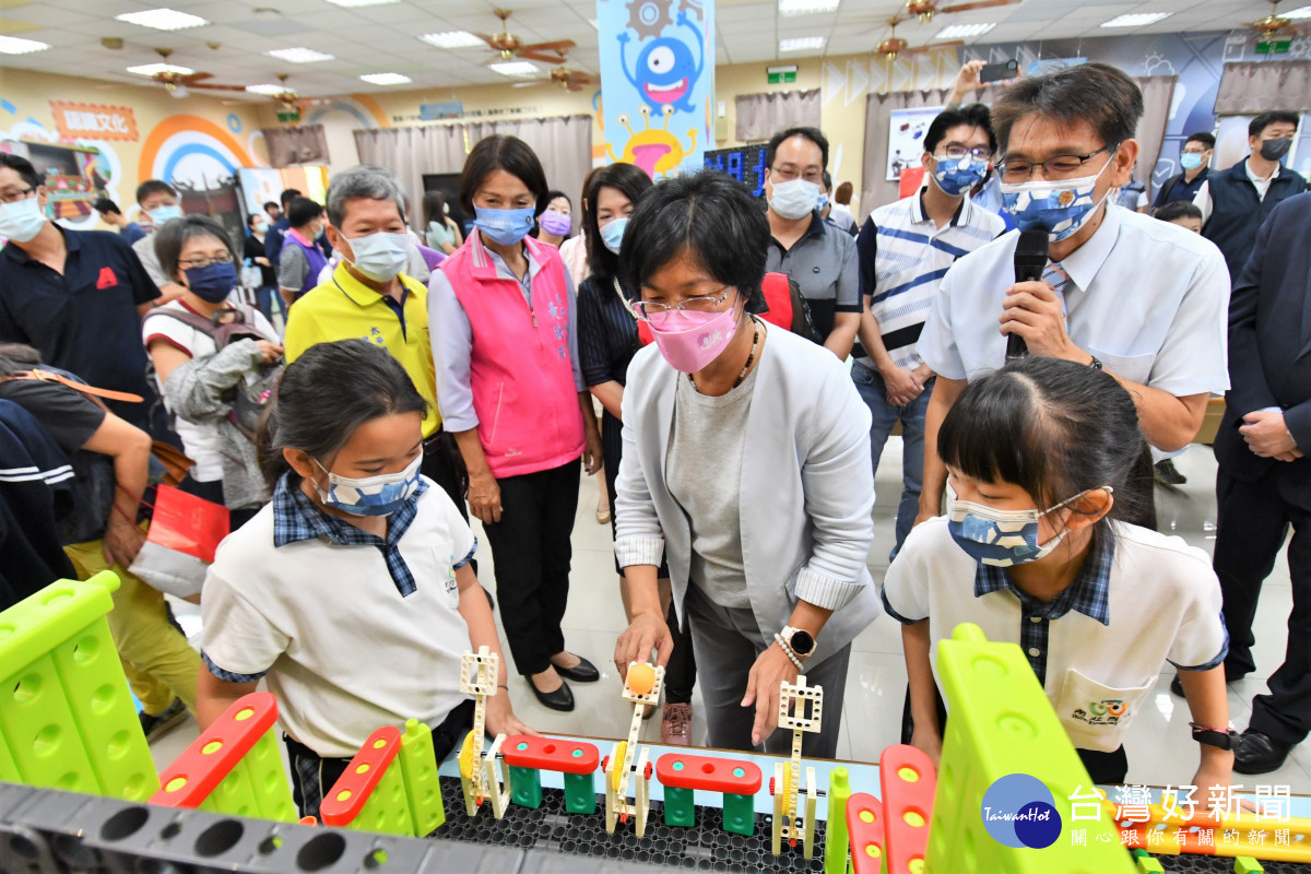 首座湖北國小科技暨雙語教室「湖北探索館」揭牌啟用。圖/彰化縣政府提供
