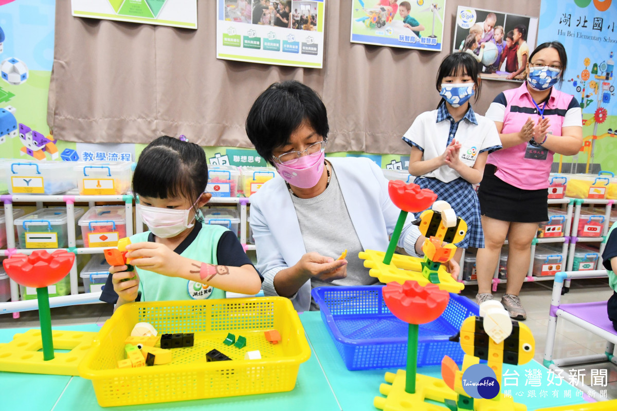 首座湖北國小科技暨雙語教室「湖北探索館」揭牌啟用。圖/彰化縣政府提供