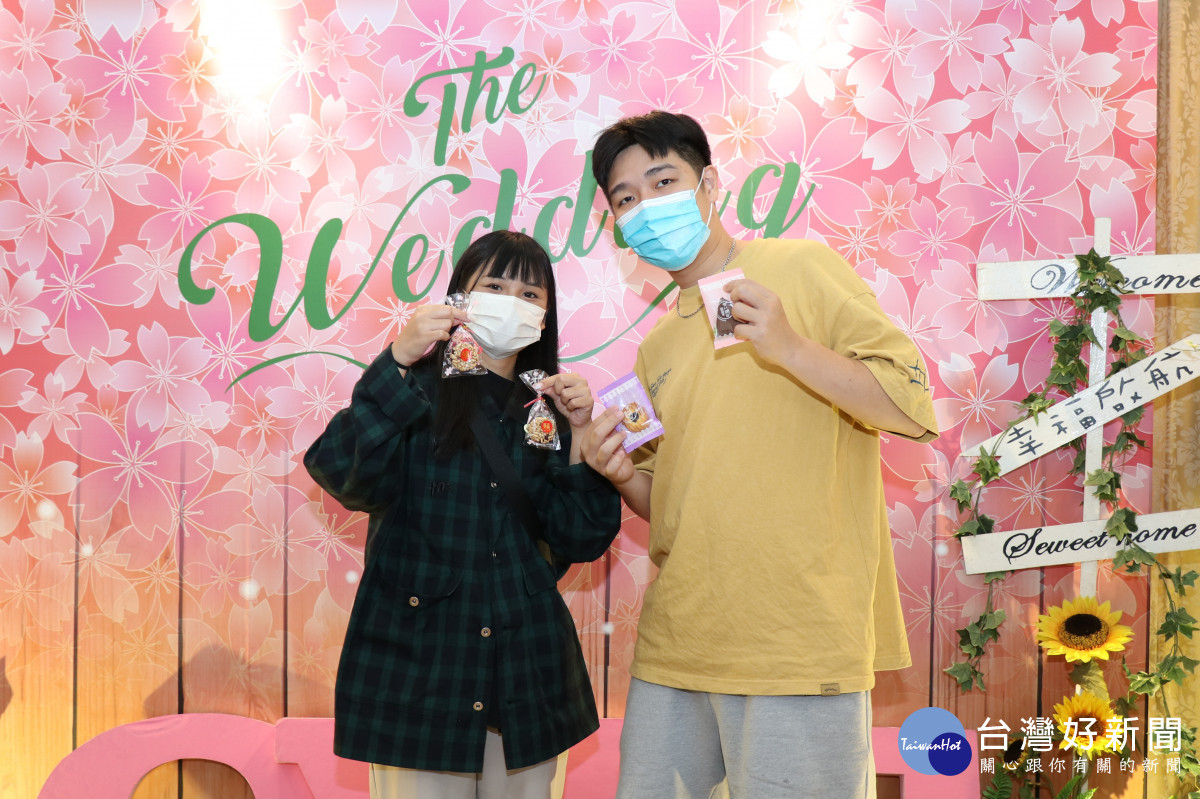 家住台中的謝先生和張小姐是預計明年結婚的新人,因為學姐的介紹,今日(11/4)特地從台中來到再耕園體驗公益喜餅DIY,圖中正在做的是杏仁瓦片/嘉基提供