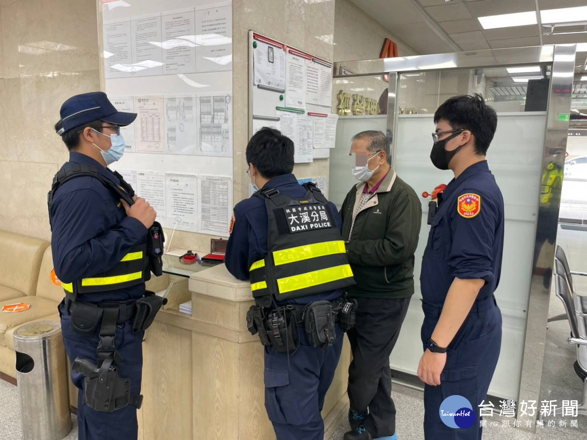 男子網路投資遭詐騙，員警即時勸阻保老本。