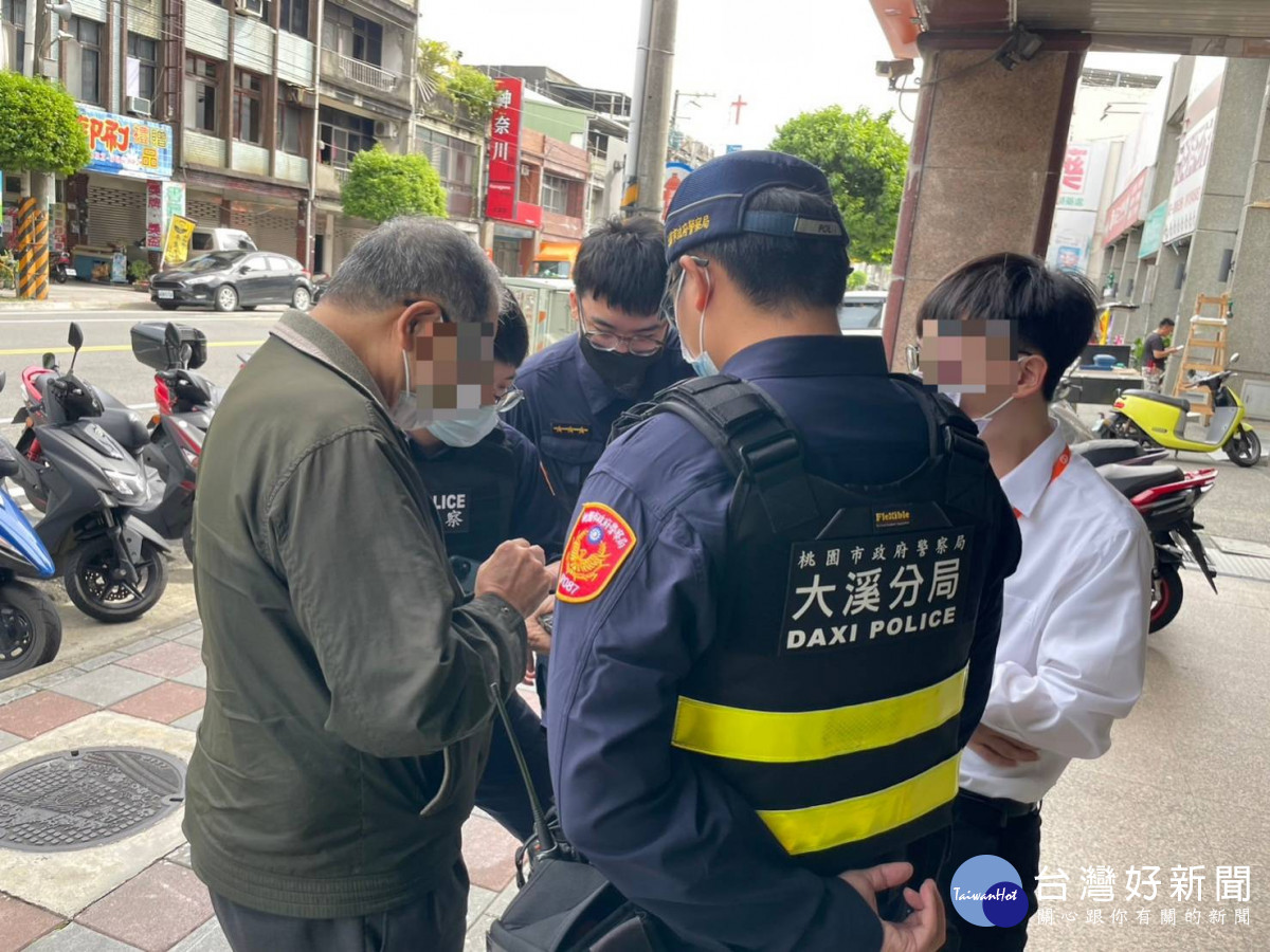 男子網路投資遭詐騙，員警即時勸阻保老本。<br /><br /> 