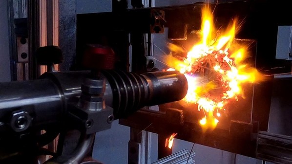 TaG 電池外殼及其製造材料在電動汽車安全方面發揮關鍵作用。UL Solutions Torch and Grit (TaG) 測試方法結合小規模測試,有助預測熱失控事件的材料性能。