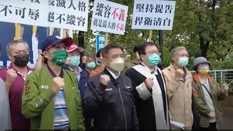 民進黨宜蘭縣長候選人江聰淵(中)今赴地檢署控告宜蘭縣長林姿妙等4人妨害名譽、違反選罷法。翻攝畫面