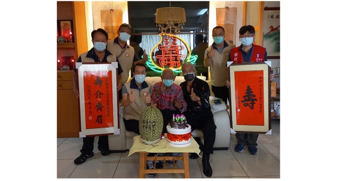 高雄榮服處為百歲榮民慶生    退輔會主委致贈北瓜賀壽