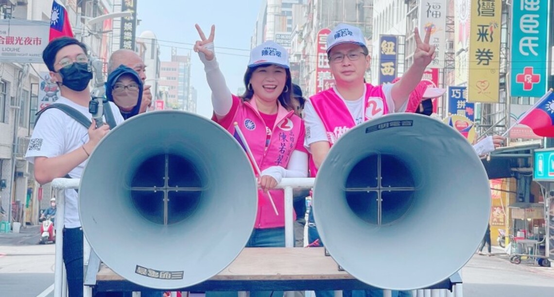 羅智強南下助攻陳若翠   陪同掃街拜票粉絲擁簇 呼籲投票集中支持她！