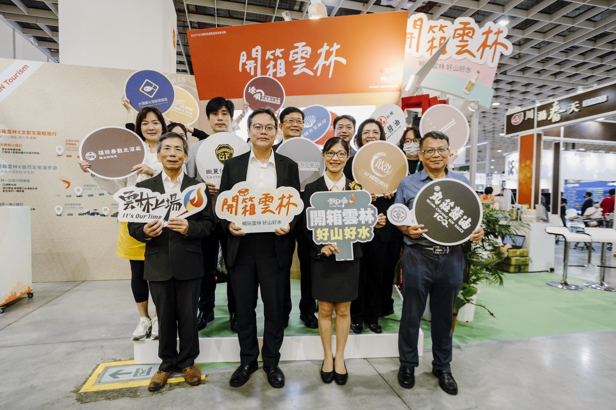 塔吉特董事長廖憲平(左起)、雲林縣建設處李俊興處長、雲林縣觀光工廠協會理事長郭美足、雲林縣建設處科長李俊儀於雲林館進行開幕啟動儀式。