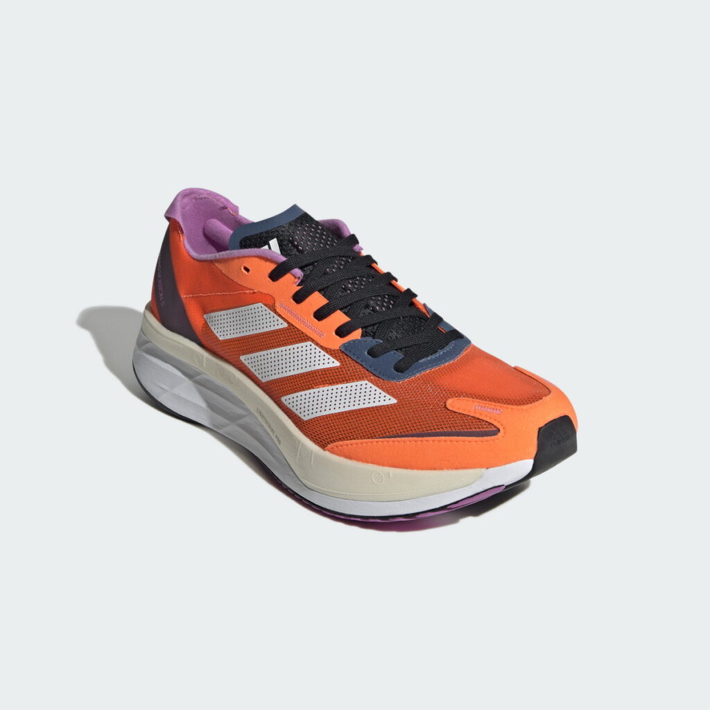 2. 新一代 adidas Adizero Boston 11 鞋身更輕盈,共減少25g,且鞋面升級使用質絨皮革拼接Lightweight Mesh,鞋面更透氣升級