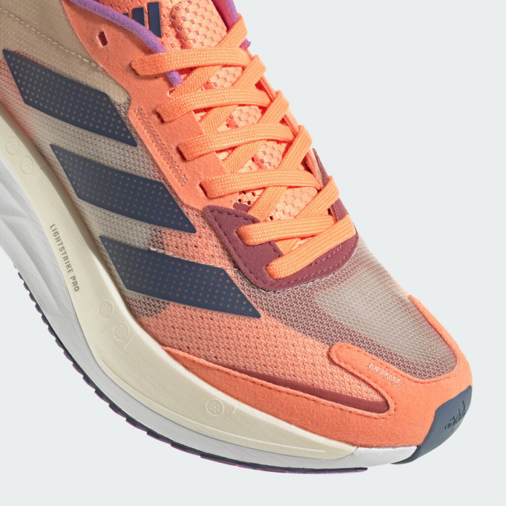 adidas Adizero Boston 11女款推出淡雅橘新色,激勵跑者以「Beyond Fast」突破自我的精神奔向終點!