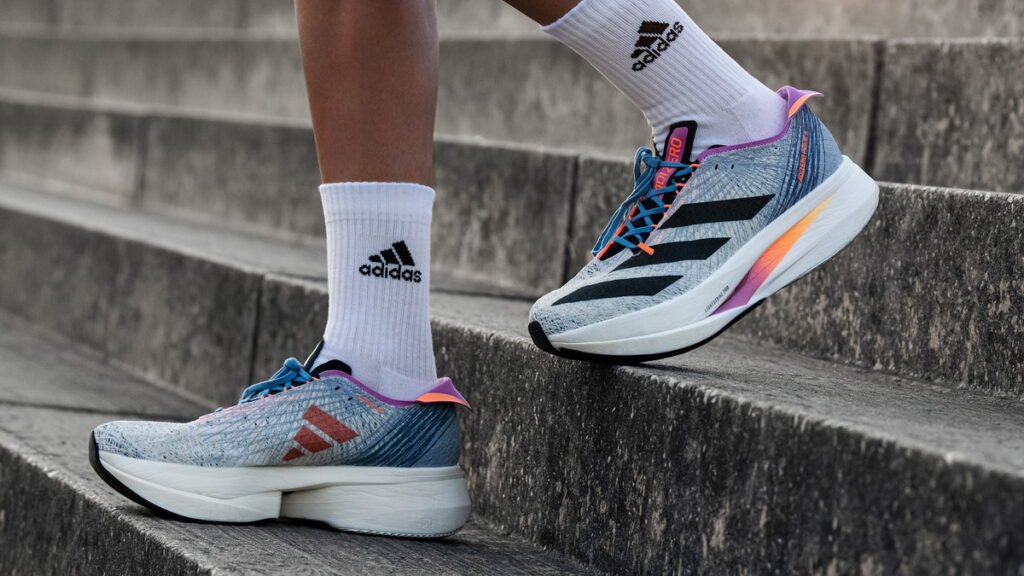 adidas頂級的 PRIME X2 Strung 旗艦概念跑鞋,其全新Strung科技鞋面透過數據驅動電腦控制紗線的韌度編織而成,達成鞋面無縫的輕量舒適創新設計