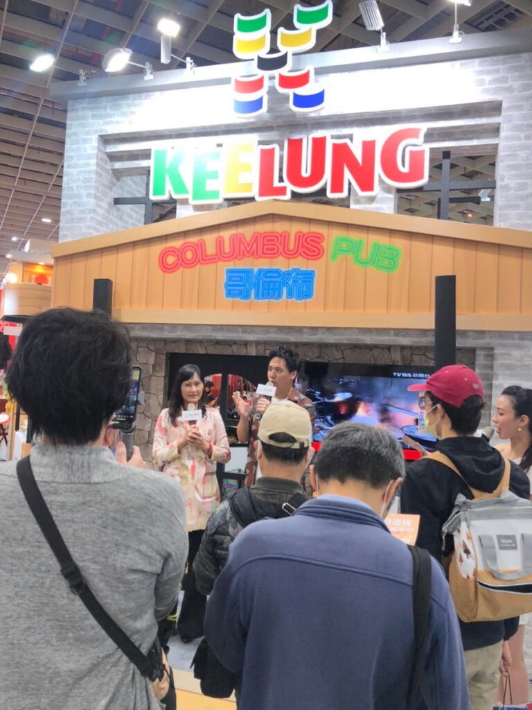 旅展首日基隆市政府觀光及城市行銷處曾姿雯處長現身與藝人惟毅共同推廣「暖心基隆遊」