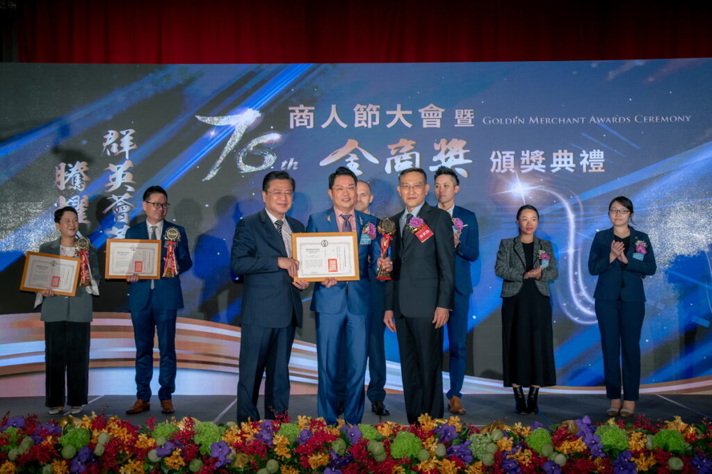 台灣保樂力加董事總經理王德勤(中)領獎時表示,所有保樂力加人都盡心投入