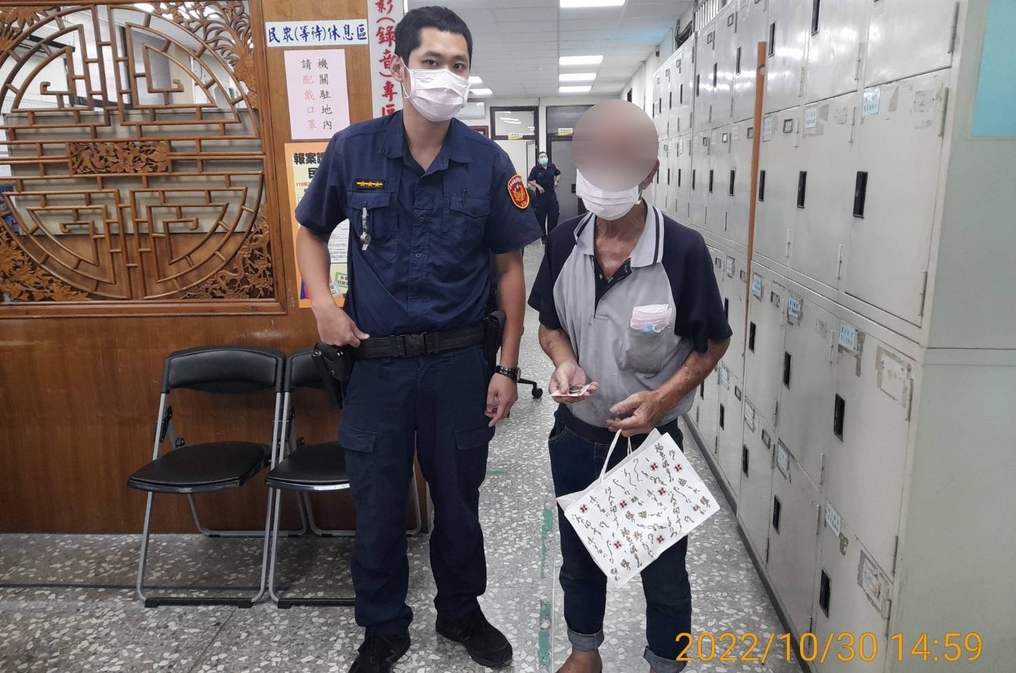 ▲董姓阿伯從神岡到文創園區遊玩,想不到錢包肉包都丟失,正義所員警及時伸援手,幫助阿伯返家 (圖/台中市警察局 提供)