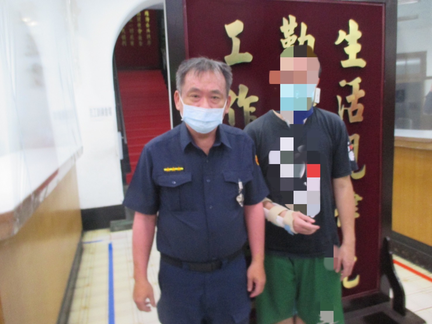 ▲員警幫車禍受傷而生活困頓的程男申請救濟金,暫解燃眉之急 (圖/台中市警察局 提供)