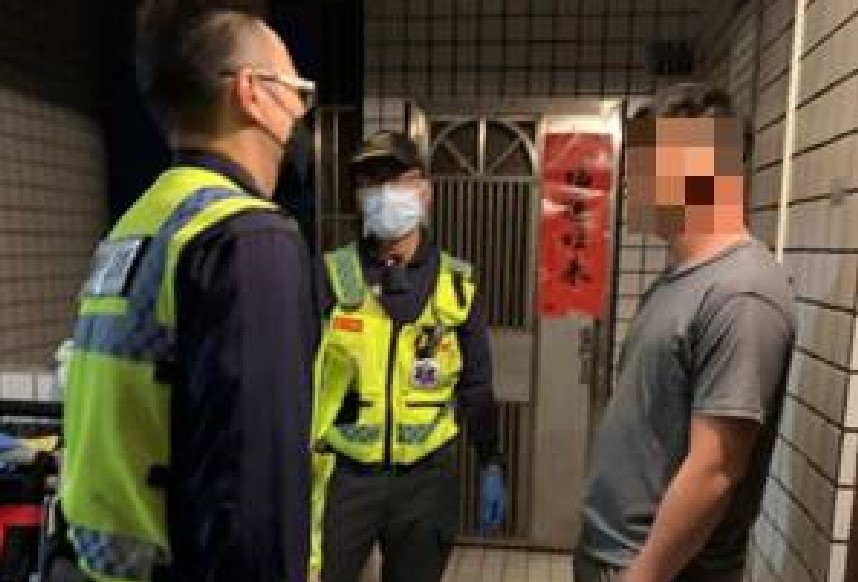 ▲國光所員警耐心開導，救下酒後懸空坐三樓窗外、意圖尋短柯姓男子 (圖/台中霧峰分局 提供)