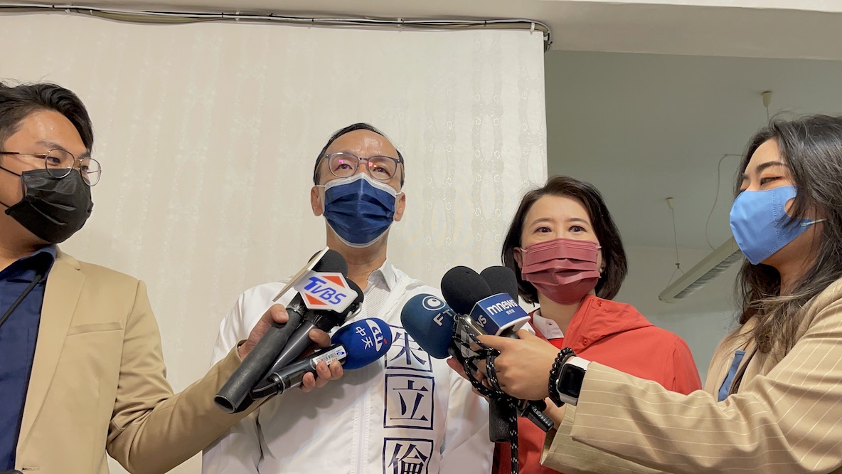 朱學恒指林耕仁側翼打高虹安 林陣營嗆告 朱立倫:韓國瑜周末站台 36 國民黨主席朱立倫4日站台台北市議員王鴻薇,被問到朱學恒嗆誰幫新竹市長候選人林耕仁站台就「站一個打一個」,他回挺本黨候選人天經地義。