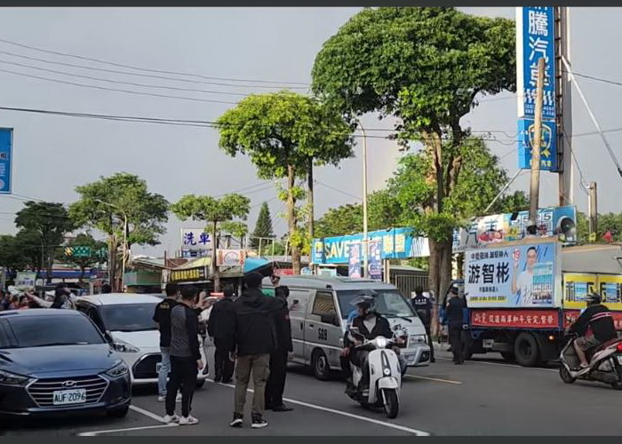 圖片說明:「請問鄭(文燦)市長!你帶中國鵬輔選跑行程,有沒有請假?」,游智彬在宣傳車上透過麥克風干擾藍士博發言。(記者宋紹誠翻攝)