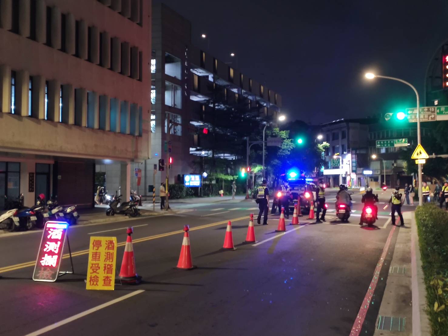 圖片說明:板橋警於重點道路加強臨檢。(記者戴昱弘翻攝)