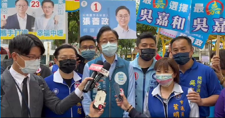 圖片說明:華勛市場掃街拜票,張善政:台積電桃園設廠當選後全力支持。(圖/張善政競辦提供)