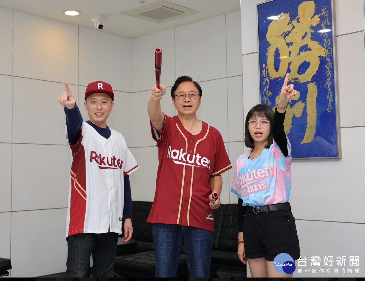 張善政向支持者喊話,晚上幫樂天桃猿隊打氣,在冠軍賽一路獲勝。<br /><br /> <br /><br />