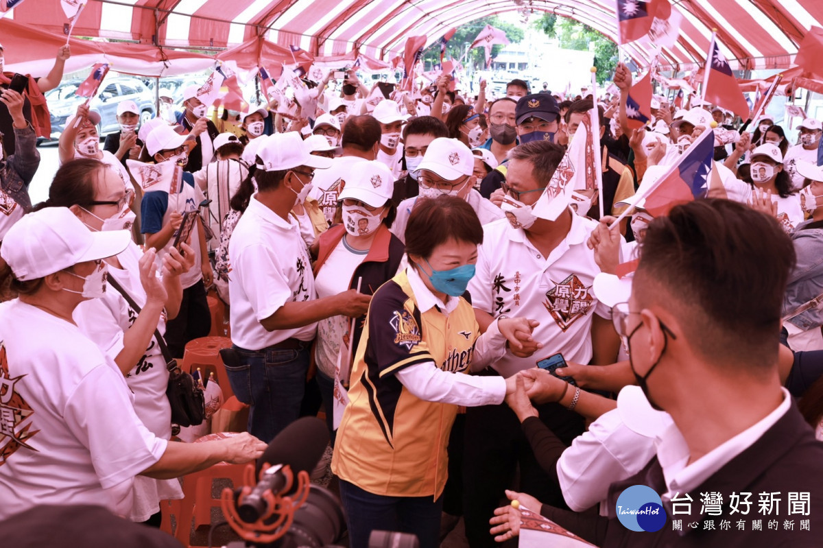 台中市長盧秀燕趕赴西區為原住民議員朱元宏站台,受到熱情的原住民朋友夾道歡迎。