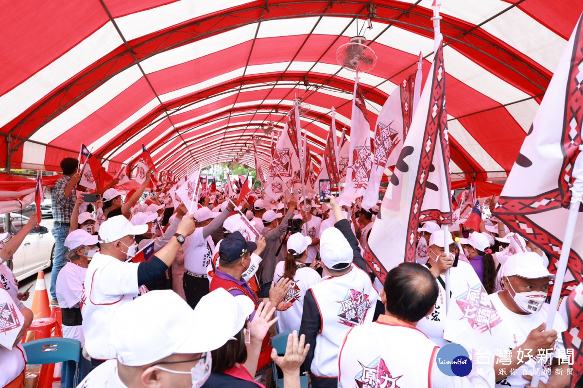 台中市長盧秀燕趕赴西區為原住民議員朱元宏站台,受到熱情的原住民朋友夾道歡迎。