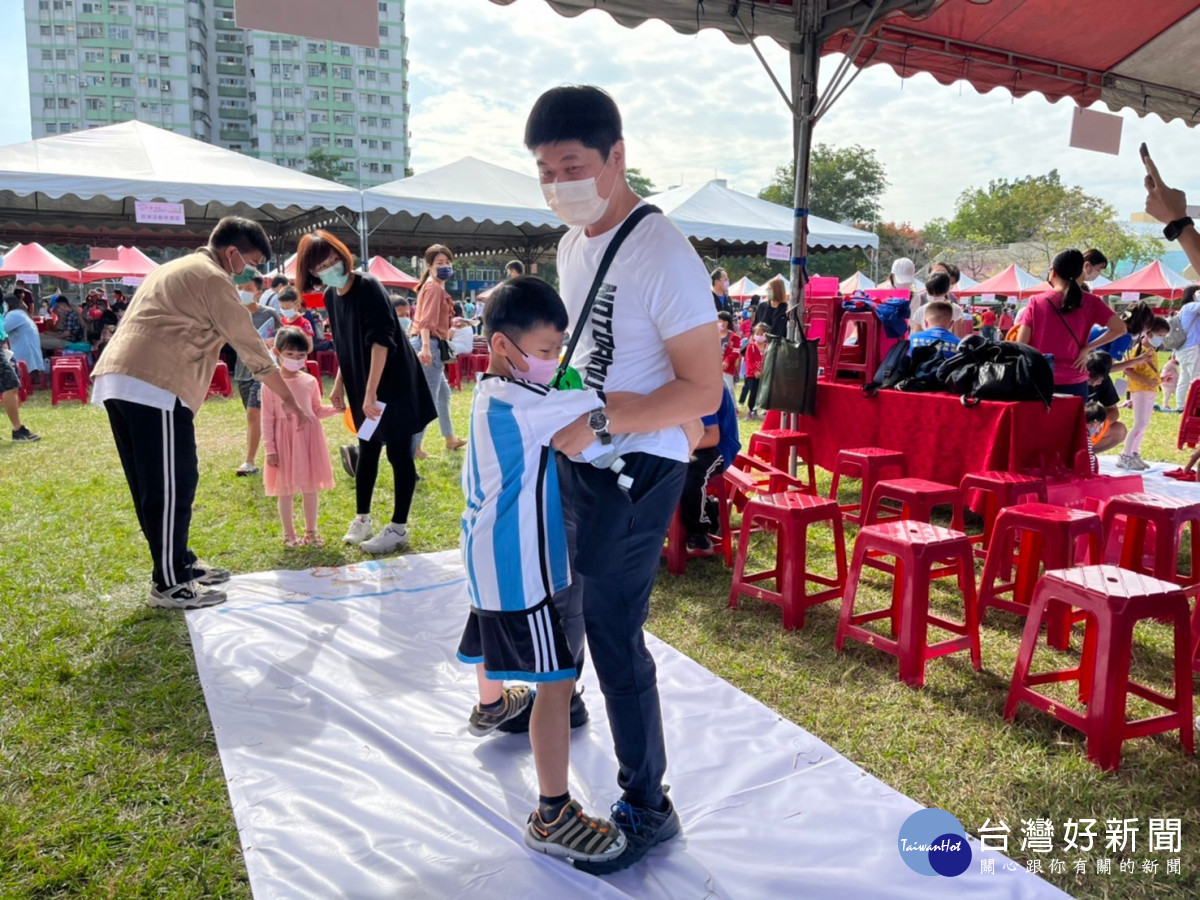 「愛的力量」活動由孩子雙腳站立於家人的雙腳上,親子同心協力走至終點。