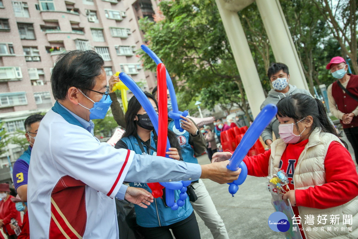 國民黨桃園市長候選人張善政出席《善Go Fun城市》龜山站活動,現場發送氣球與孩童互動同樂。