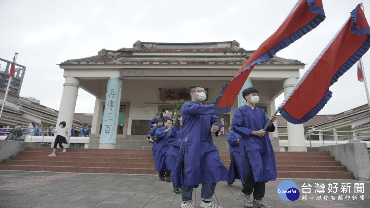 ▲別具傳統的客家婚俗,迎親隊伍從文物館出發。(圖/記者 許高祥 翻攝)