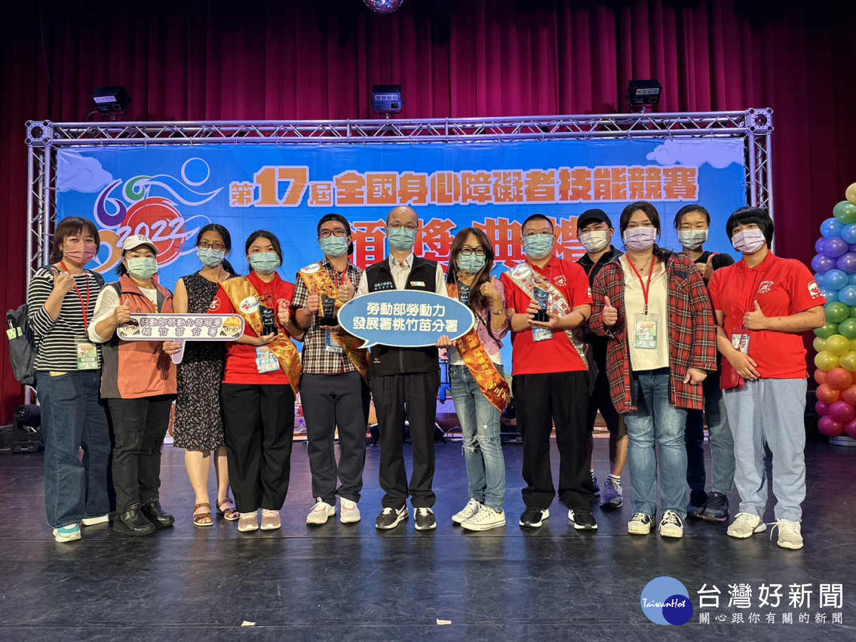 桃竹苗分署何維敦副分署長（中舉牌者）與獲獎的培訓選手、老師一同合影。