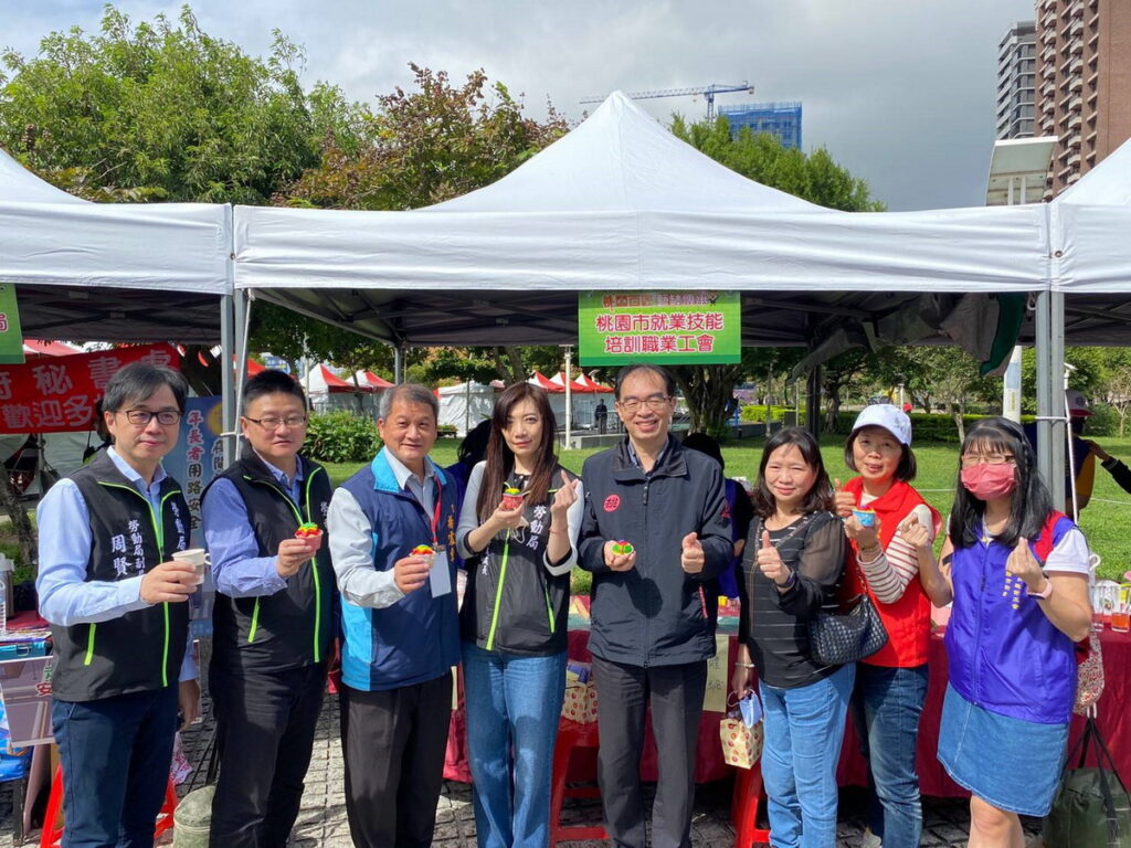 圖說:桃園市政府勞動局吳宏國局長 (左5)率相關局處主管巡視攤位與業者暨貴賓合影。(日坊多媒體提供 )