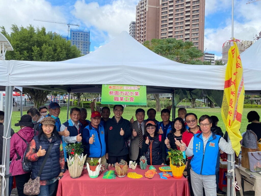 圖說:桃園市政府勞動局吳宏國局長 (中)巡視攤位與業者暨貴賓合影。(日坊多媒體提供 )