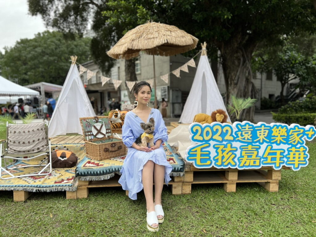超喜愛動物的新生代唱將林芯儀,今受邀出席「遠東樂家+毛孩嘉年華」活動,擔任寵物友善大使。(照片_遠東商銀提供)