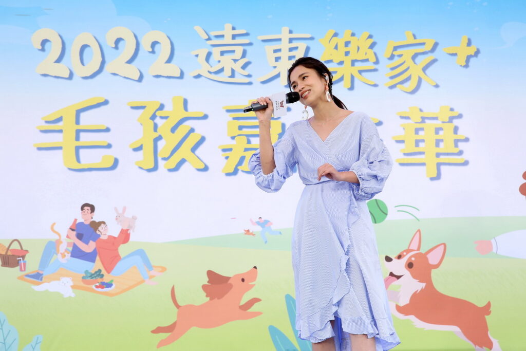 寵物友善大使歌手林芯儀美聲演出,為毛孩野餐增添歡樂的派對氣氛。(照片_遠東商銀提供)