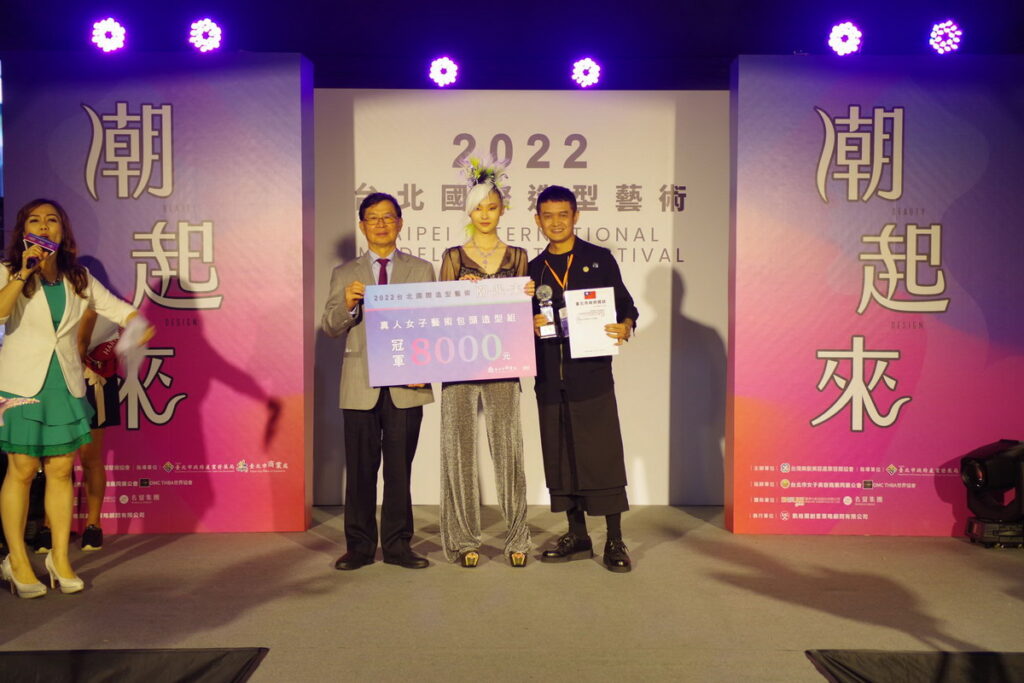 真人女子藝術包頭造型組冠軍與模特兒上台領獎