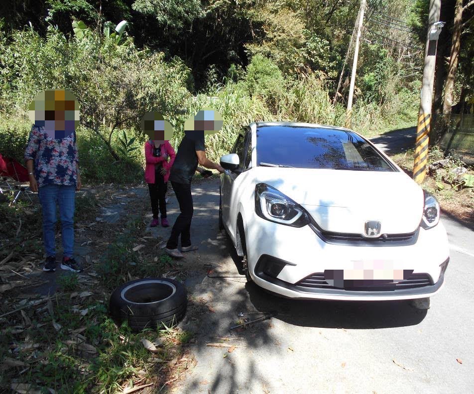 ▲民眾開車出遊卻在山路上輪胎破損,因山路偏僻遙遠,沒有輪胎行願意維修 (圖/苗栗縣警察局 提供)