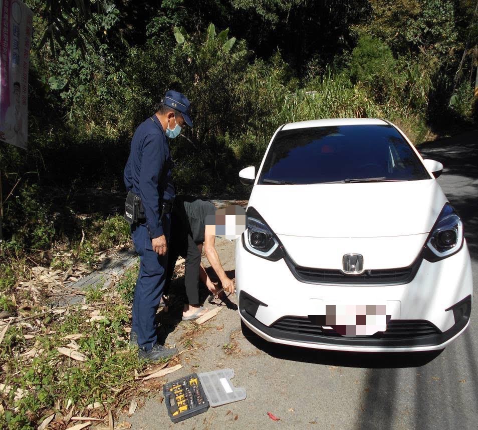 ▲大湖警象鼻派出所長與員警趕赴救援,買回新輪胎再協助換上 (圖/苗栗縣警察局 提供)