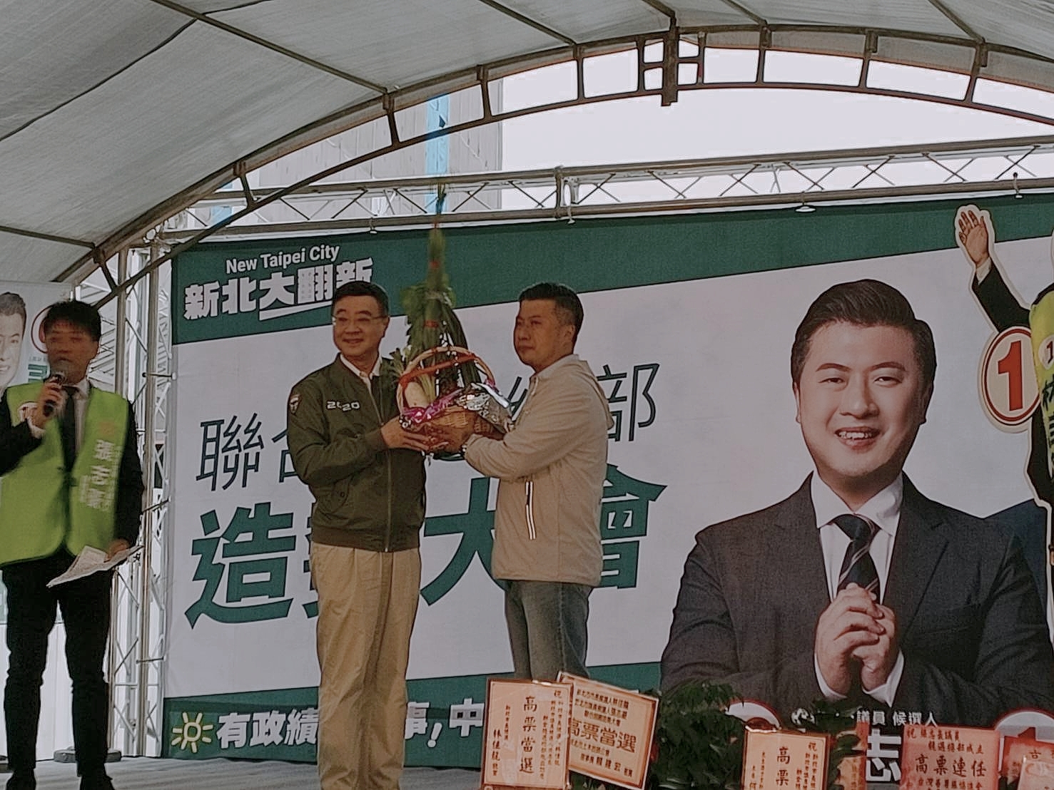 圖片說明:前民進黨主席卓榮泰為張志豪送上好菜頭(彩頭),預祝張志豪市議員順利高票連任。(記者宋紹誠攝)