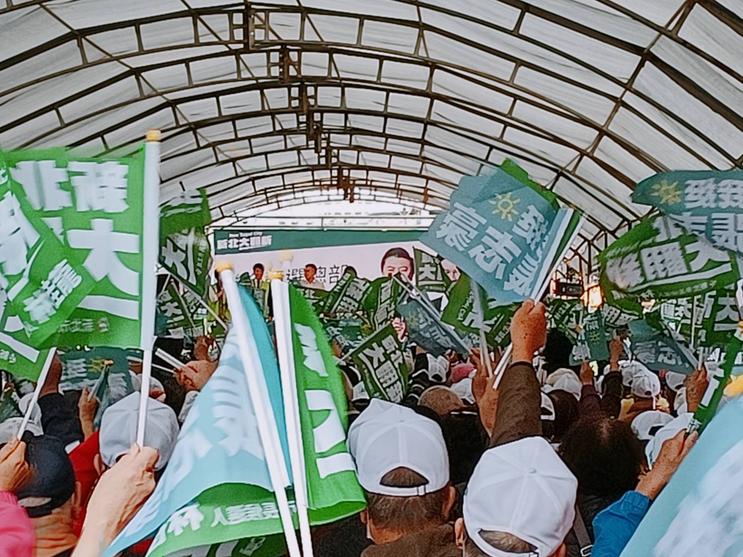 圖片說明:張志豪市議員連任競選服務處成立大會湧進逾千名支持者,熱情洋溢,高喊凍蒜。(記者宋紹誠攝)