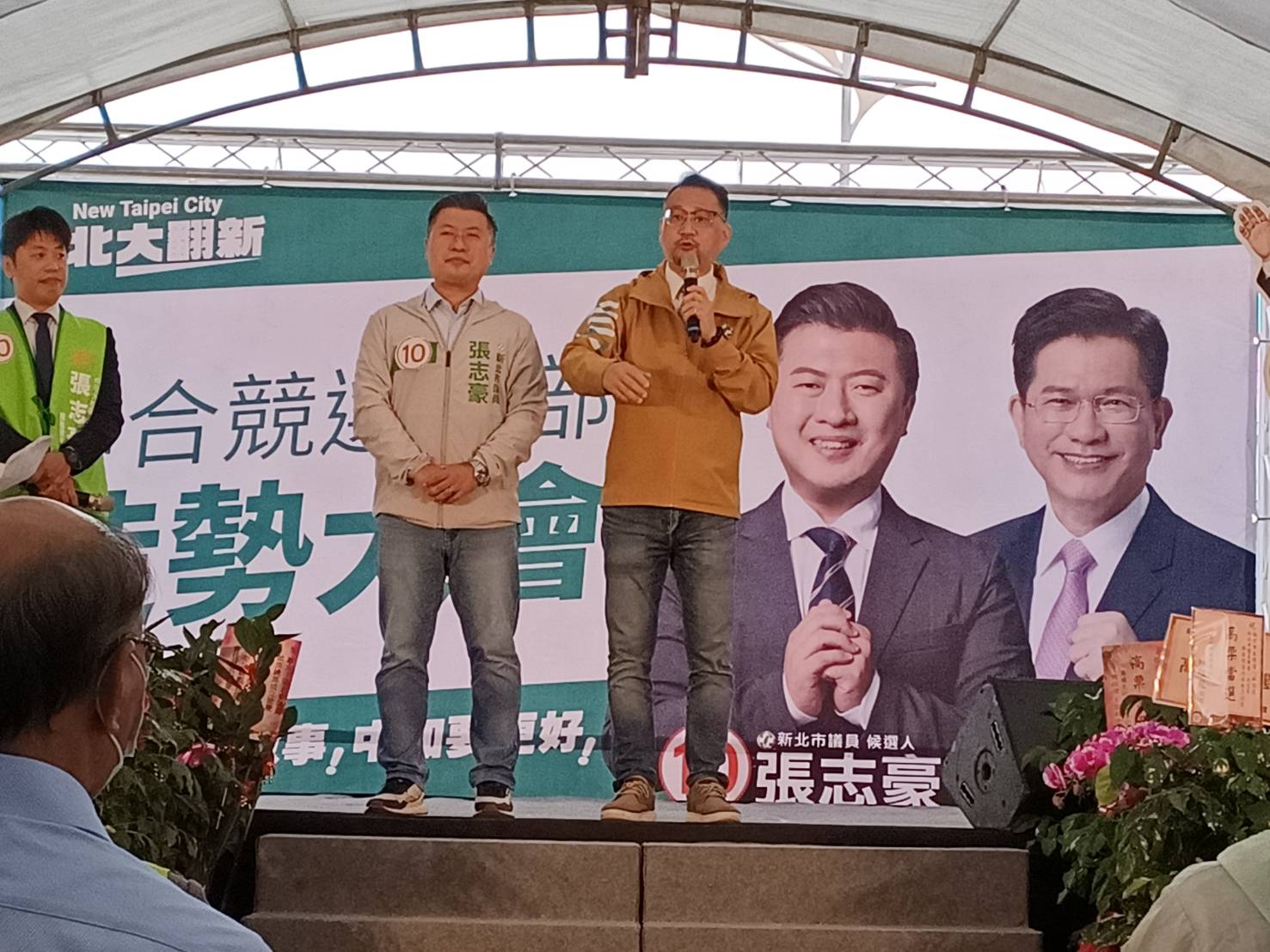 圖片說明:政治評論員張宇韶(右)提醒支持者勿掉以輕心,務必認真為張志豪拉票、投票。(記者宋紹誠攝)