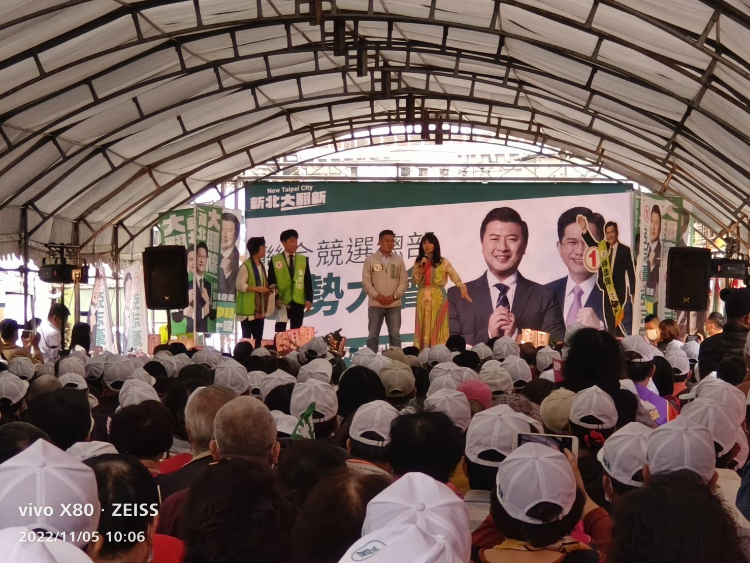 圖片說明:知名主持人廖筱君為張志豪獻出站台處女秀,展現兩人間的深厚好交情。(記者宋紹誠攝)