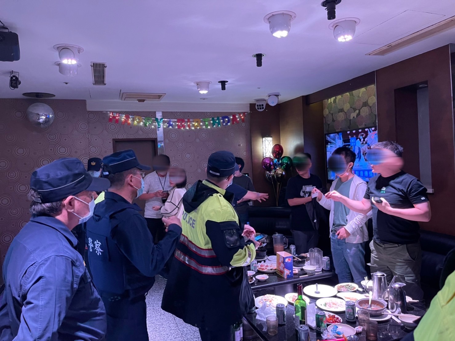 圖片說明:板橋警針對轄區內治安熱點實施擴大臨檢。(記者戴昱弘翻攝)