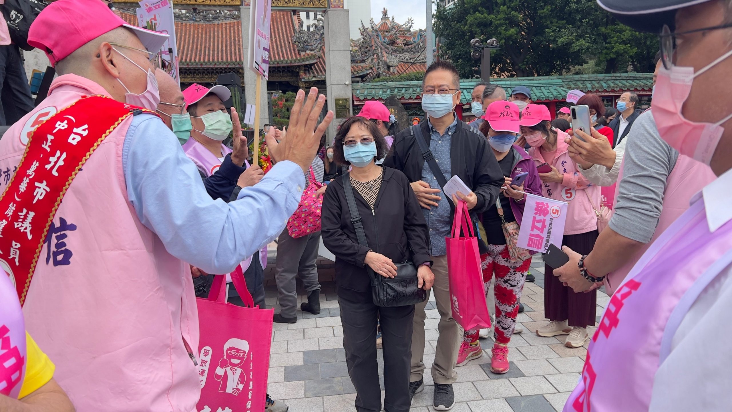 圖片說明:現場民眾爭相與徐立信拍照。(記者楊國域攝)