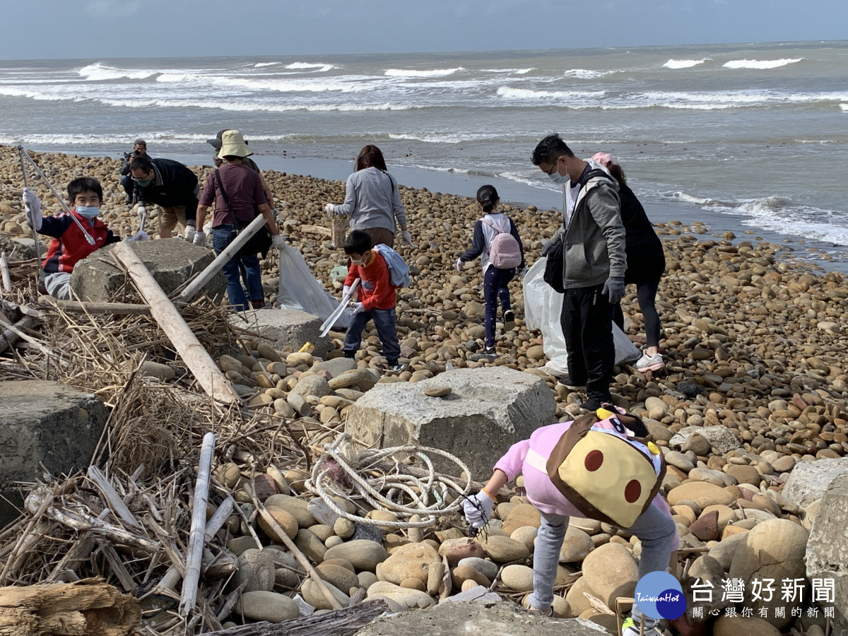 元智師生護地球 新屋石滬淨灘趣