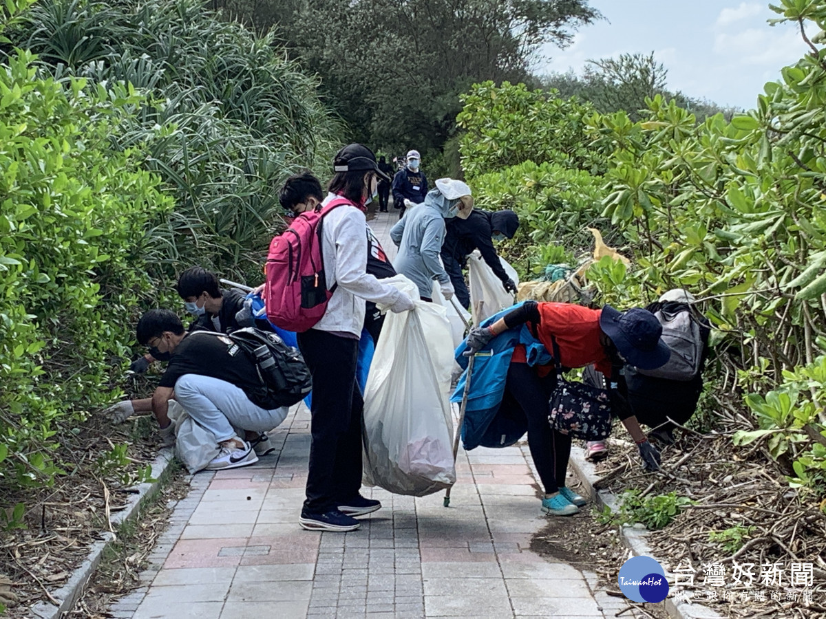 元智師生護地球 新屋石滬淨灘趣
